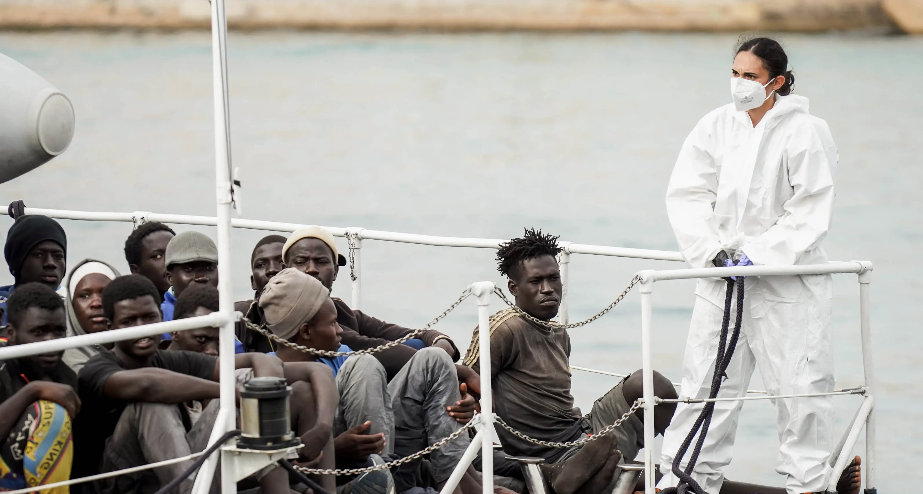 Dietrofront, “i migranti tornino in Italia”