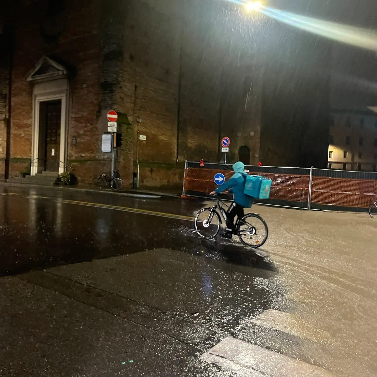 Bologna, rider sotto il diluvio, esposto Cgil alla Procura