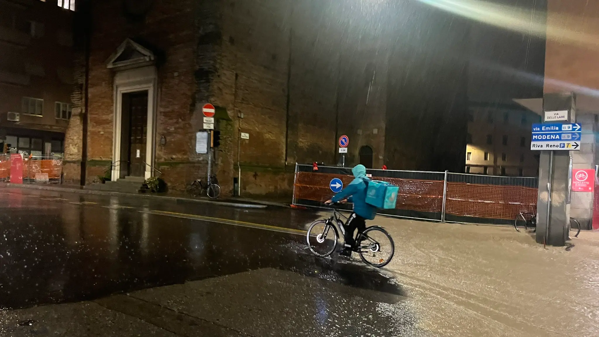 Bologna, rider sotto il diluvio, esposto Cgil alla Procura