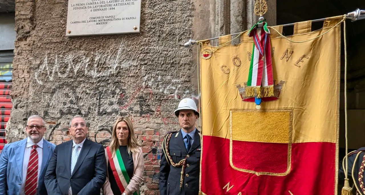 Una targa per i 130 anni della Cgil Napoli