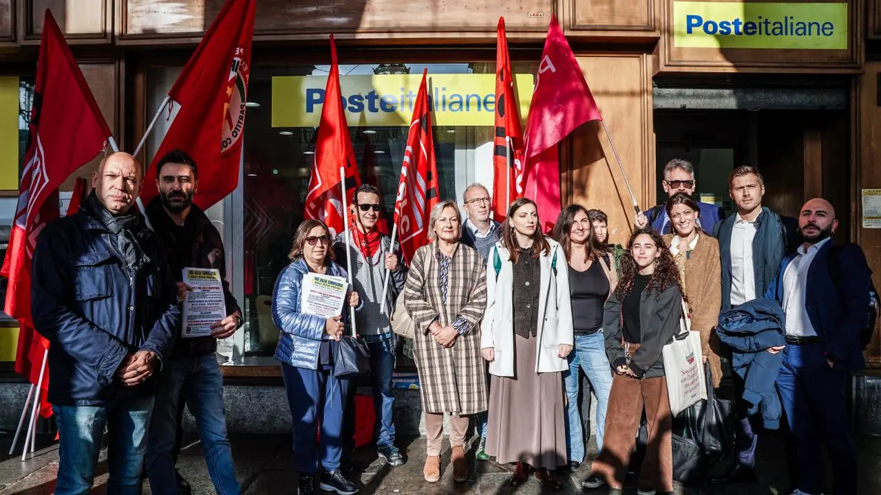 presidio davanti a un ufficio postale a Torino