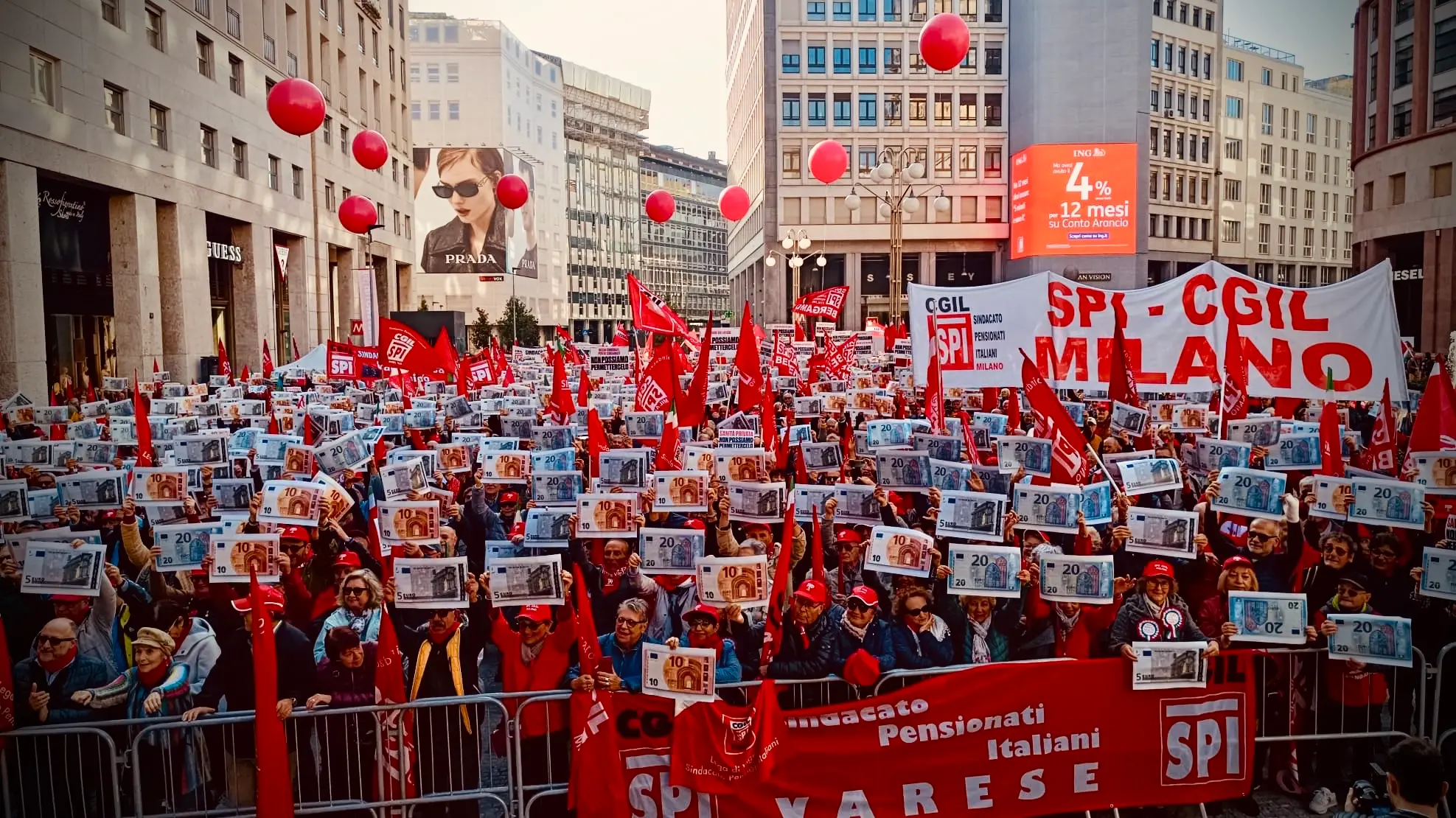 la piazza dello spi cgil a milano