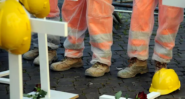 Locri, operaio muore cadendo nel vano di un ascensore