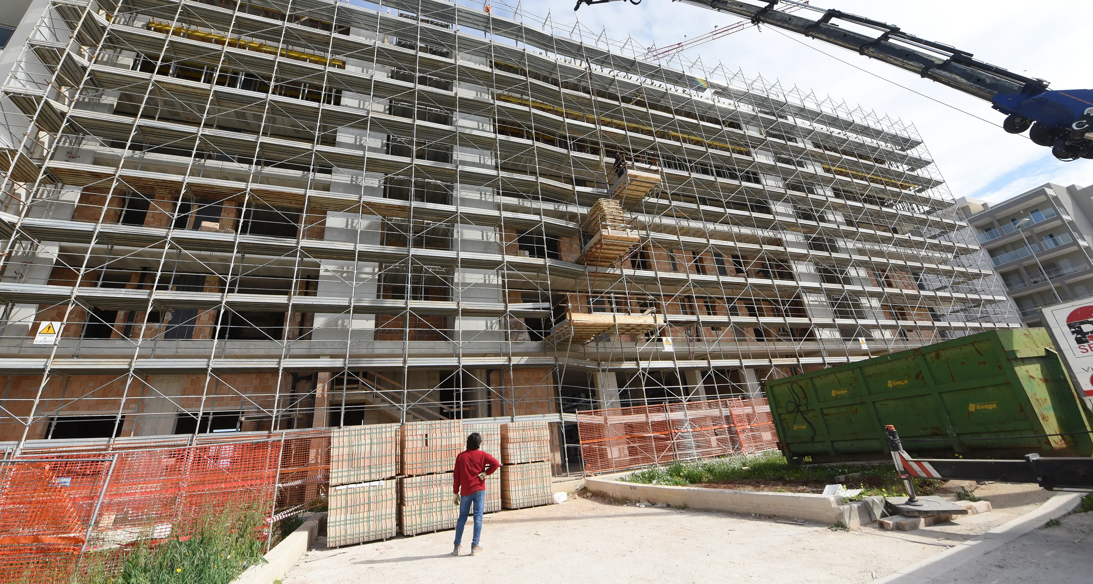 Torino, cade dal cestello di una gru, morto operaio 69enne