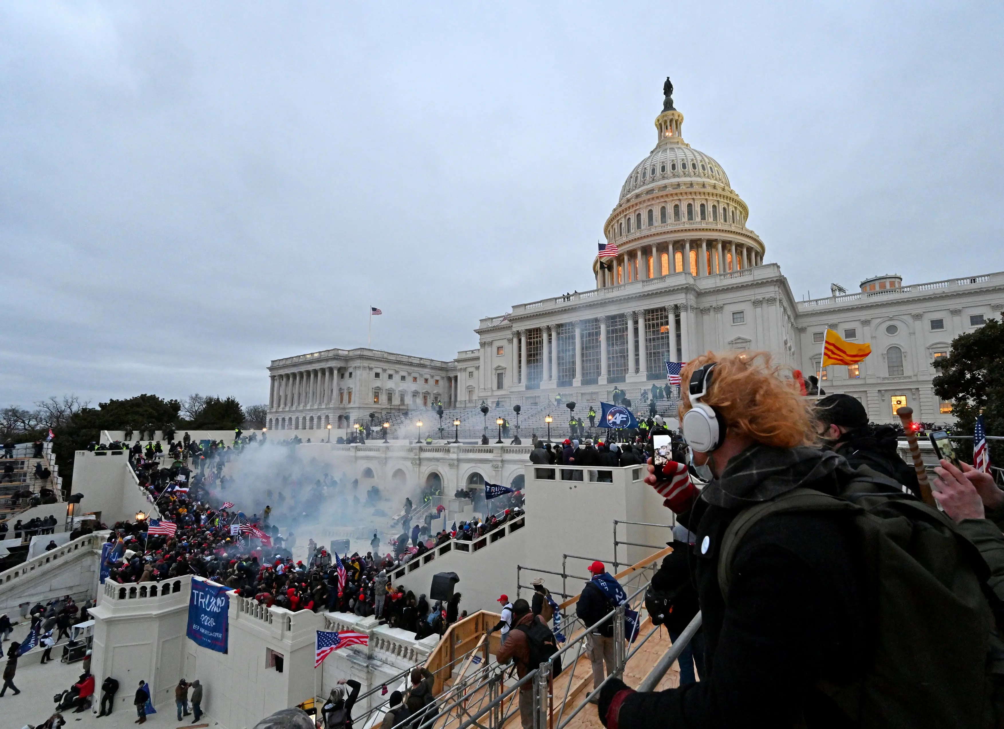 USA, Washington, 6 Gennaio, 2021 : Migliaia di sostenitori pro Trump si sono radunati fuori dal Campidoglio (Capitol Hill) degli Stati Uniti mentre il Senato doveva ratificare Joe Biden come presidente degli Stati Uniti. Alcuni hanno fatto irruzione nel Campidoglio scontrandosi con la polizia che ha usato gas lacrimogeni per disperdere la folla. Foto di © Avalon/Sintesi January 6, 2021, Washington, District of Columbia, USA: After thousands of pro- Trump supporters rallied on January 6, 2021 in the District of Columbia (DC) outside the US State Capitol as the US Senate certificated the Electoral College vote ratifying Joe Biden as the president of the US and after some broke into the Capitol, the US Capitol Police used tear gas to disburse the crowd.