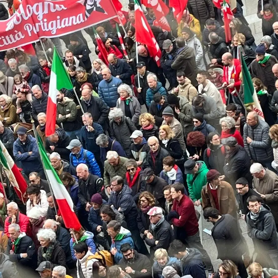 Bologna è antifascista. E centinaia di persone in piazza cantano Bella Ciao