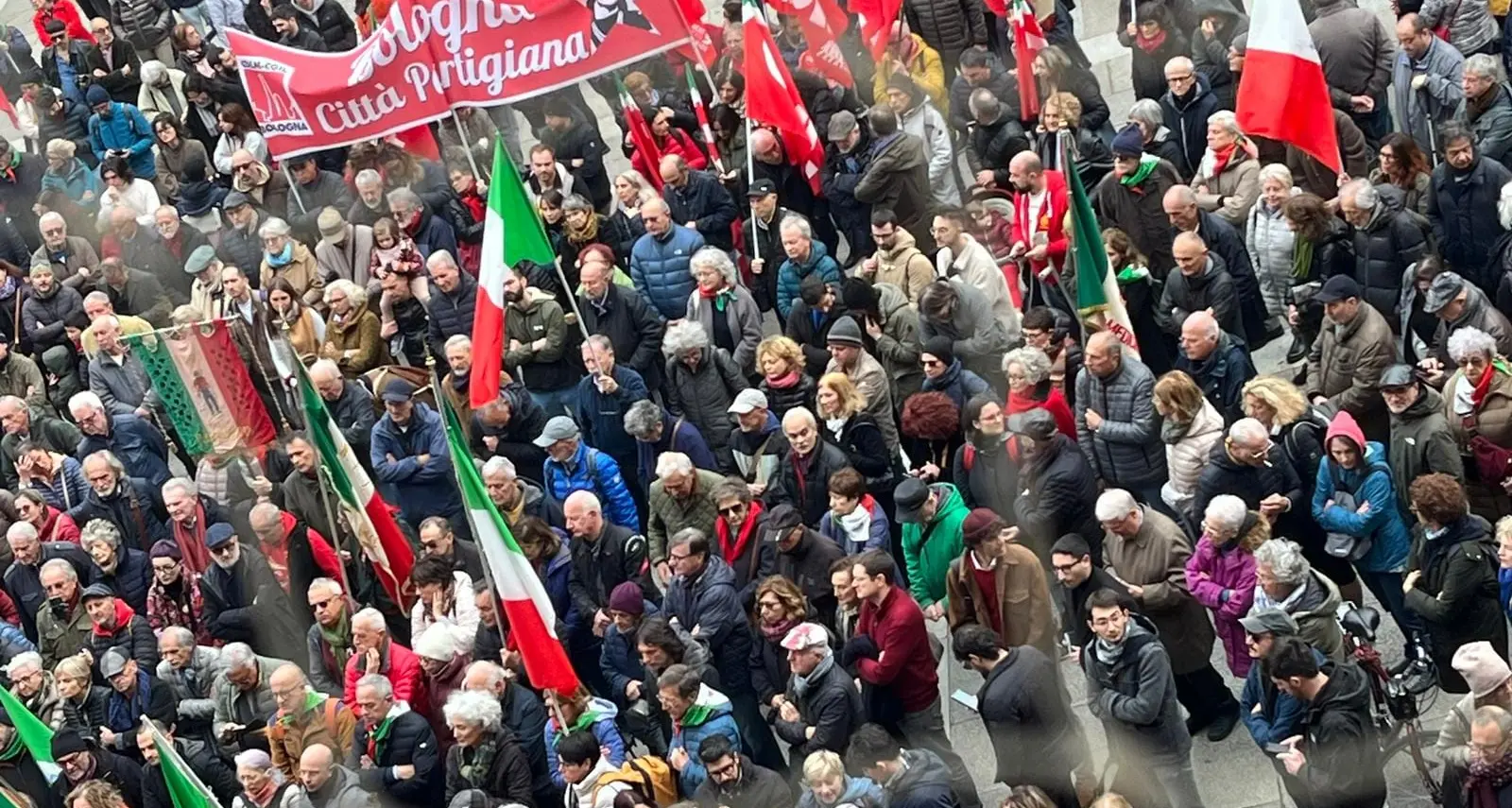 Bologna è antifascista. E centinaia di persone in piazza cantano Bella Ciao