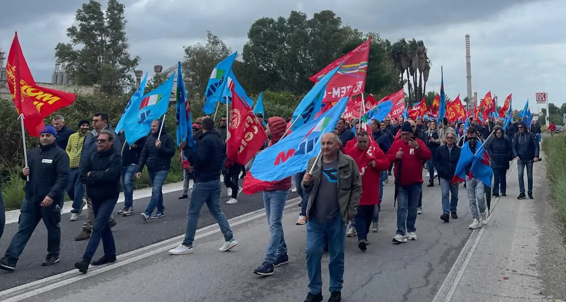 Adesione totale allo sciopero dei lavoratori Versalis di Ragusa e Priolo