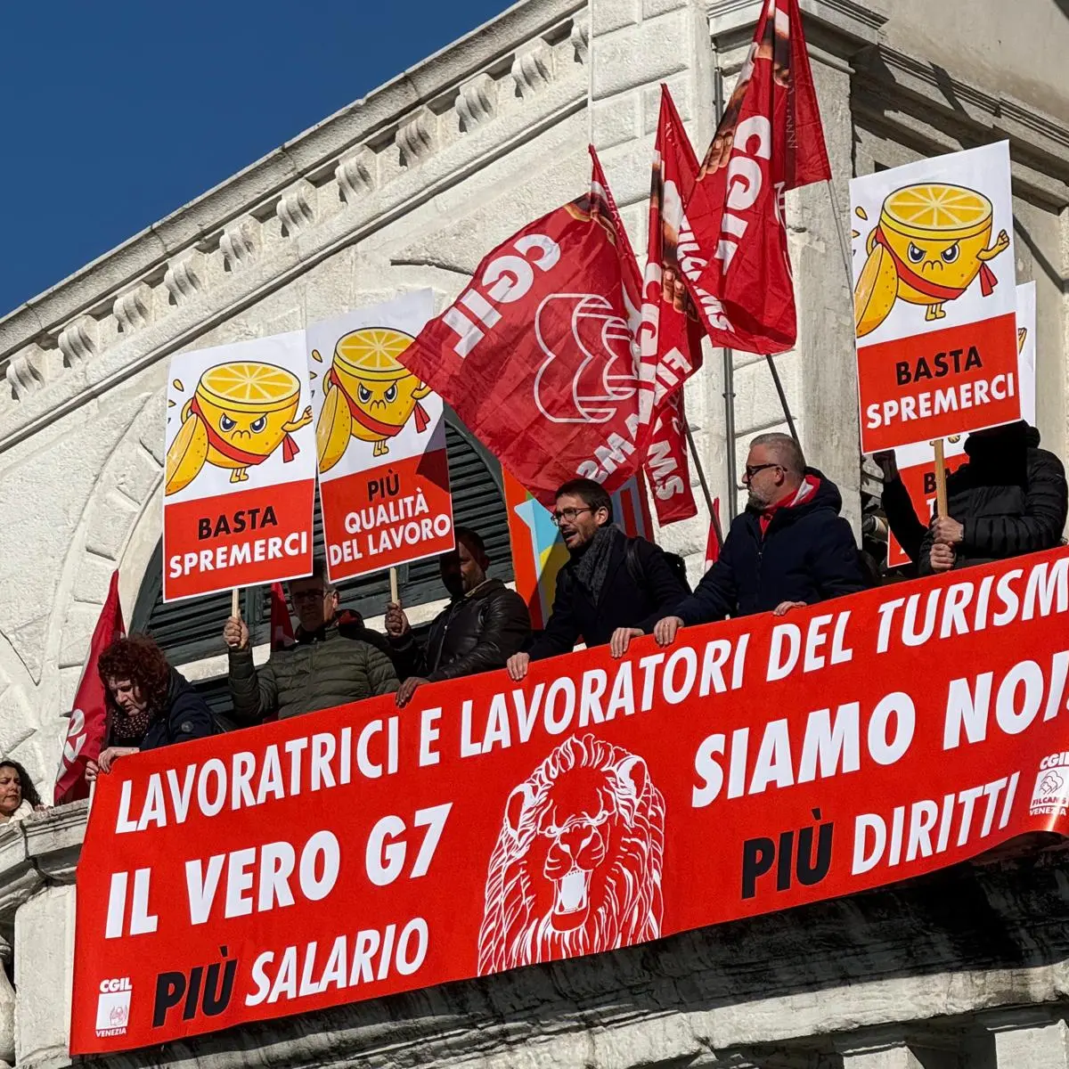 Flashmob Cgil a Venezia, aumentano i lavoratori del turismo, ma i contratti sono fermi