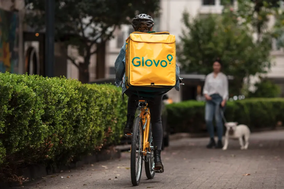 Le forbici di Glovo: licenzia tre lavoratori