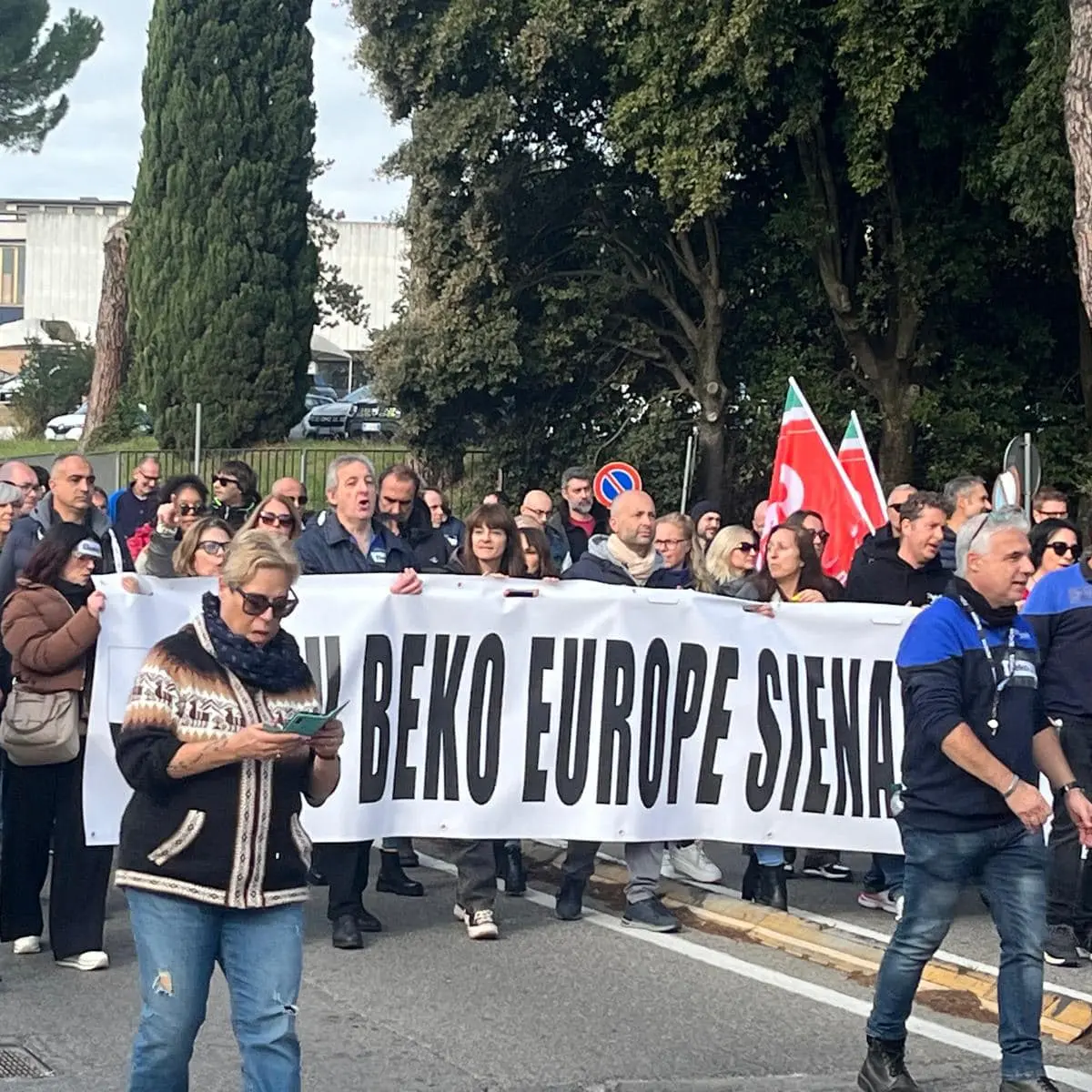 “Non molliamo mai”. E a Siena gli operai della Beko in corteo cantano la Marcia del Palio