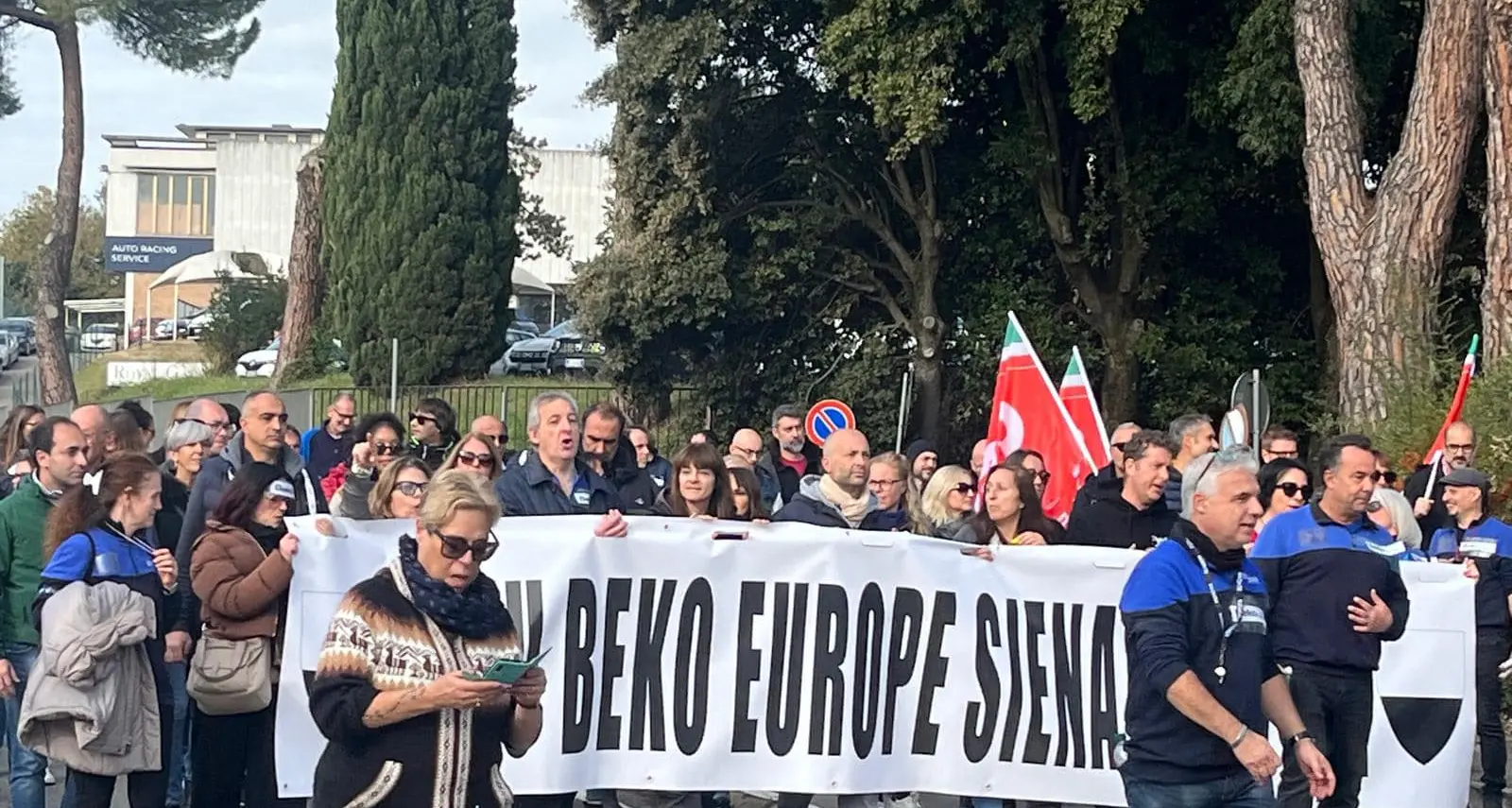 “Non molliamo mai”. E a Siena gli operai della Beko in corteo cantano la Marcia del Palio