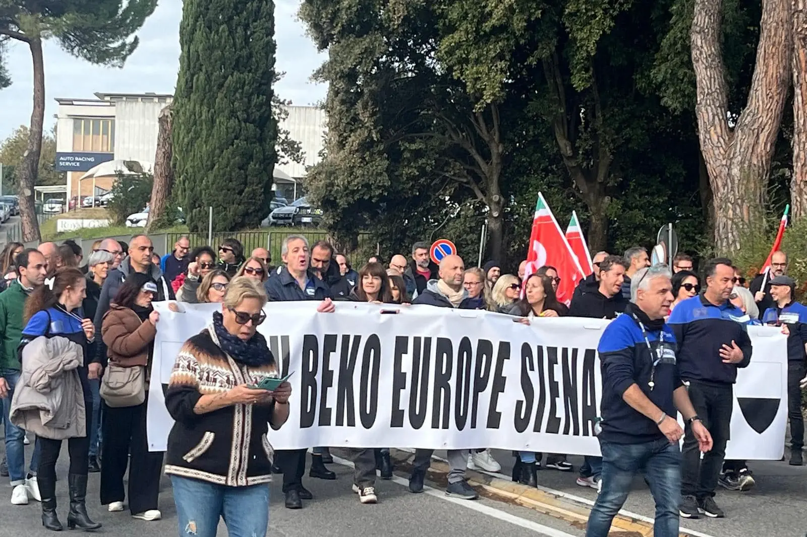 “Non molliamo mai”. E a Siena gli operai della Beko in corteo cantano la Marcia del Palio