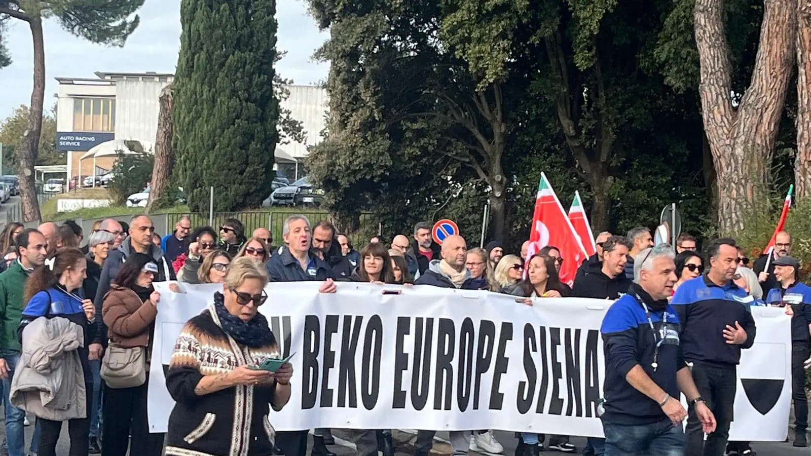 “Non molliamo mai”. E a Siena gli operai della Beko in corteo cantano la Marcia del Palio