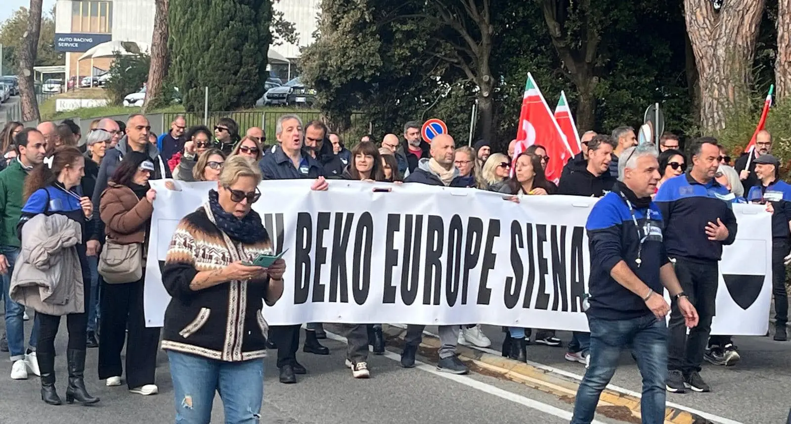 “Non molliamo mai”. E a Siena gli operai della Beko in corteo cantano la Marcia del Palio