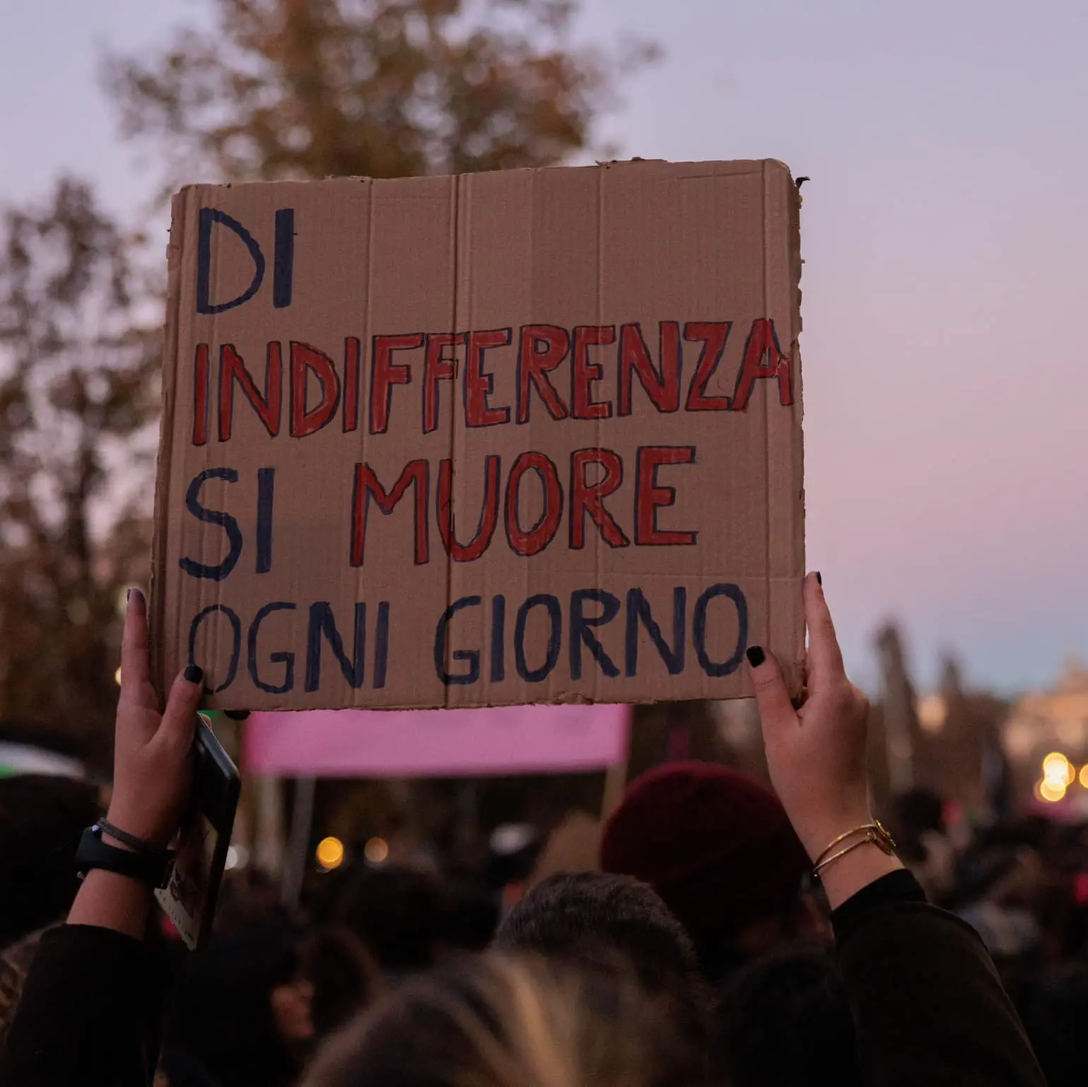 Sul lavoro la violenza contro le donne è doppia