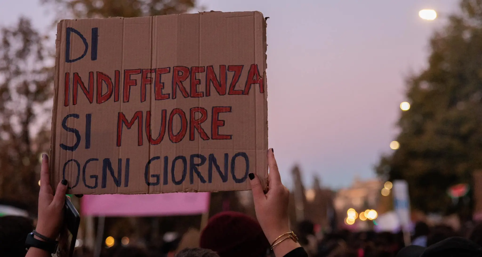 Sul lavoro la violenza contro le donne è doppia