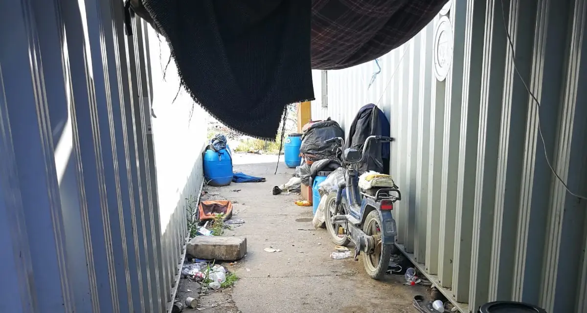 Ghetto senza luce, braccianti in piazza con i sindacati