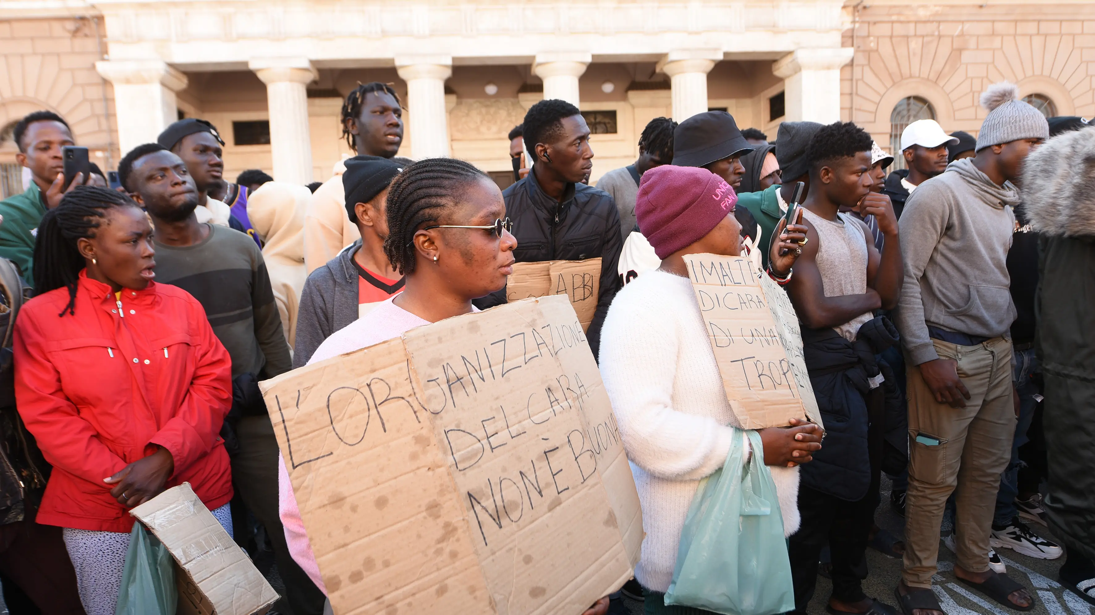 Stretta sui migranti, il decreto flussi è legge