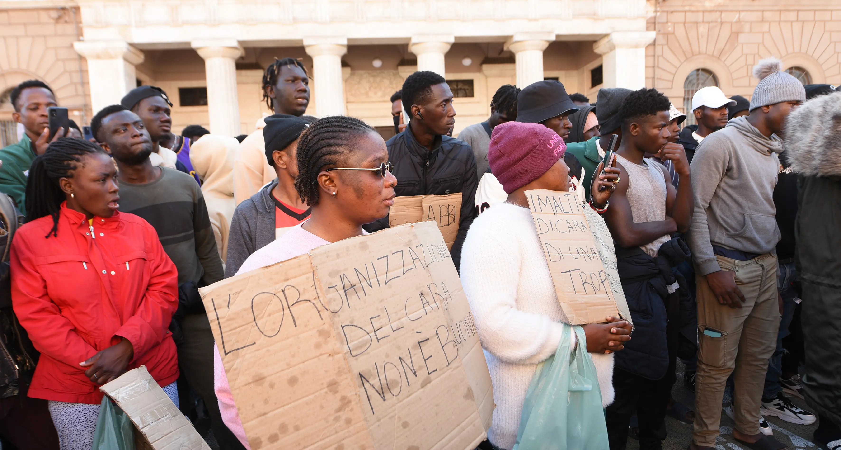 Stretta sui migranti, il decreto flussi è legge