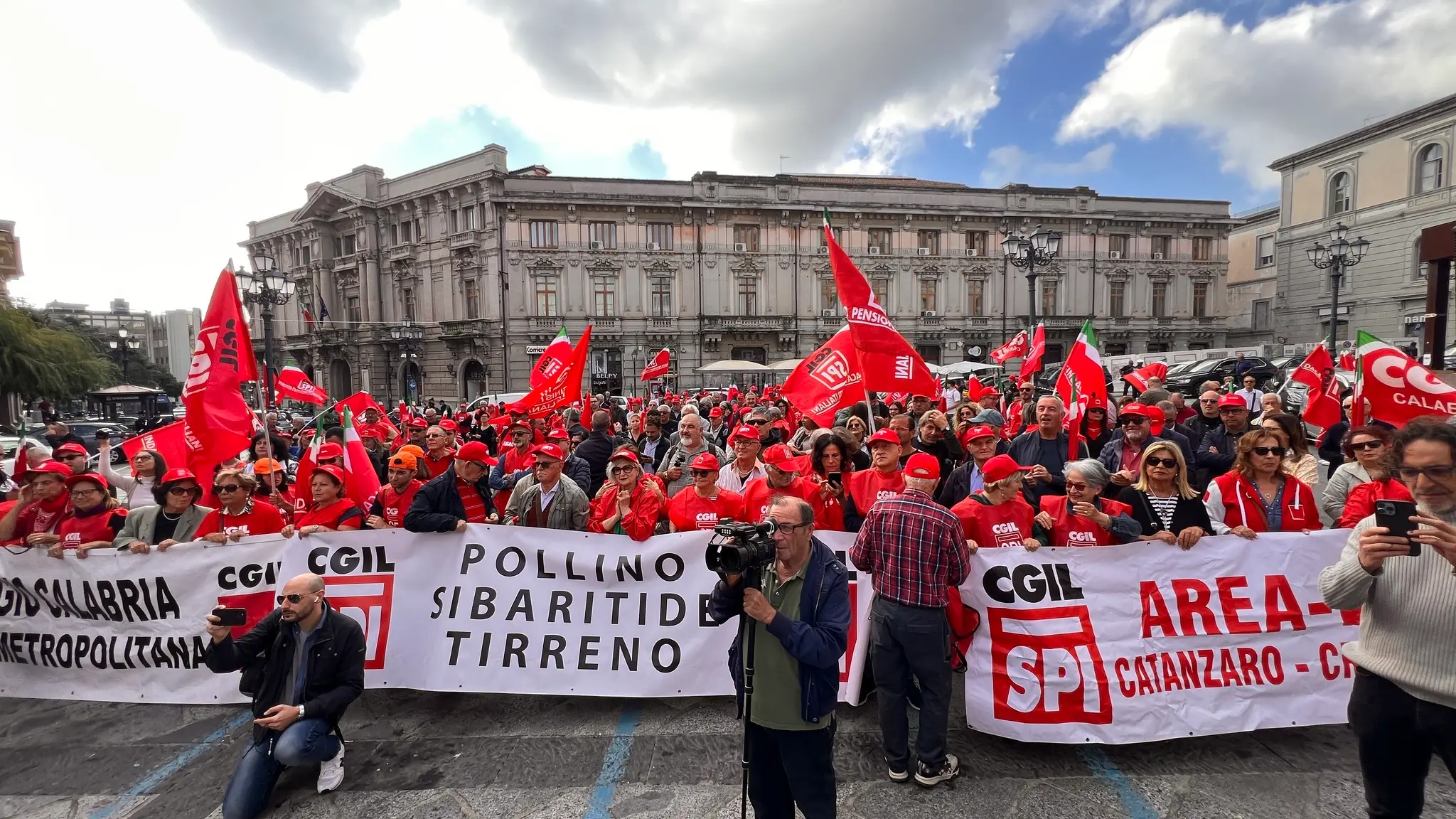 <p>La manifestazione dello Spi Cgil a Catanzaro (Foto Facebook Spi Cgil Calabria)</p>\\n