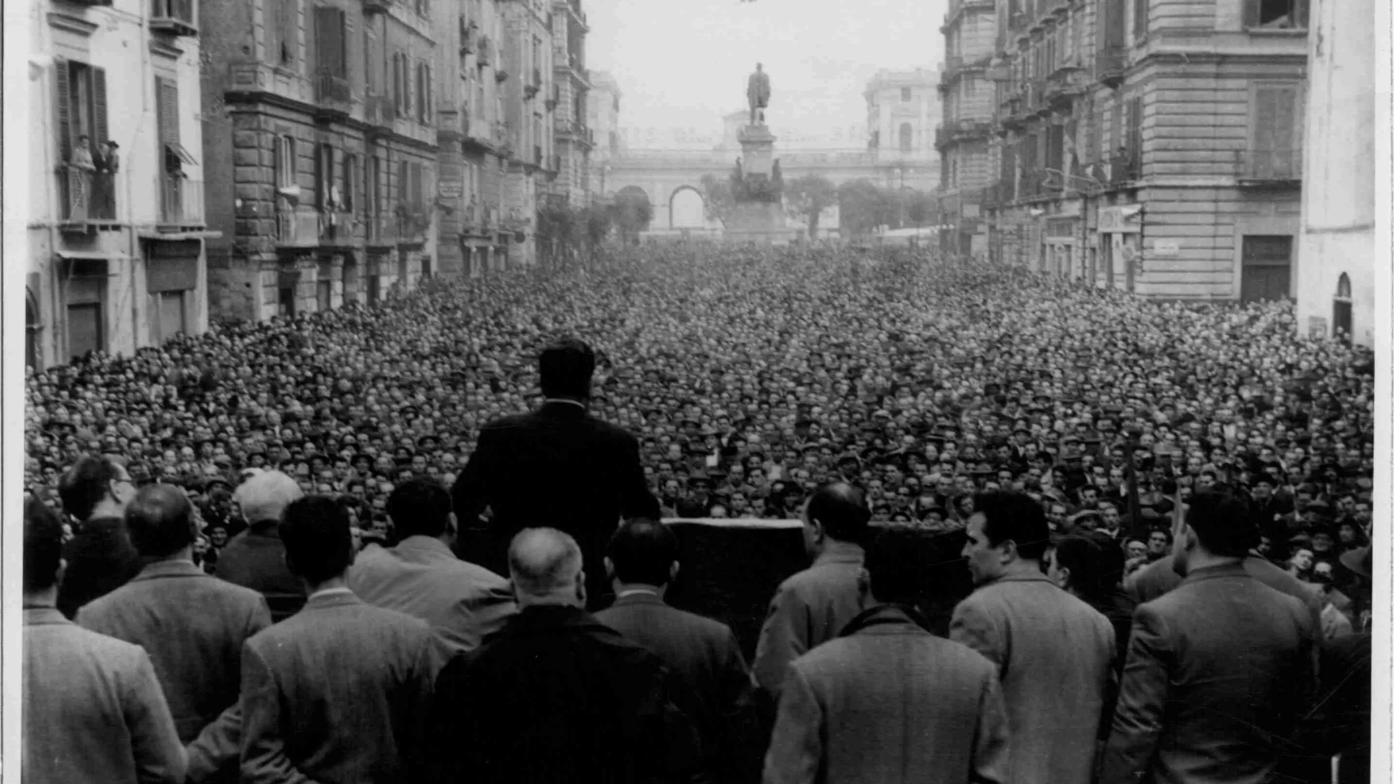 <p>Un comizio di Giuseppe Di Vittorio a Napoli nel 1952</p>\\n