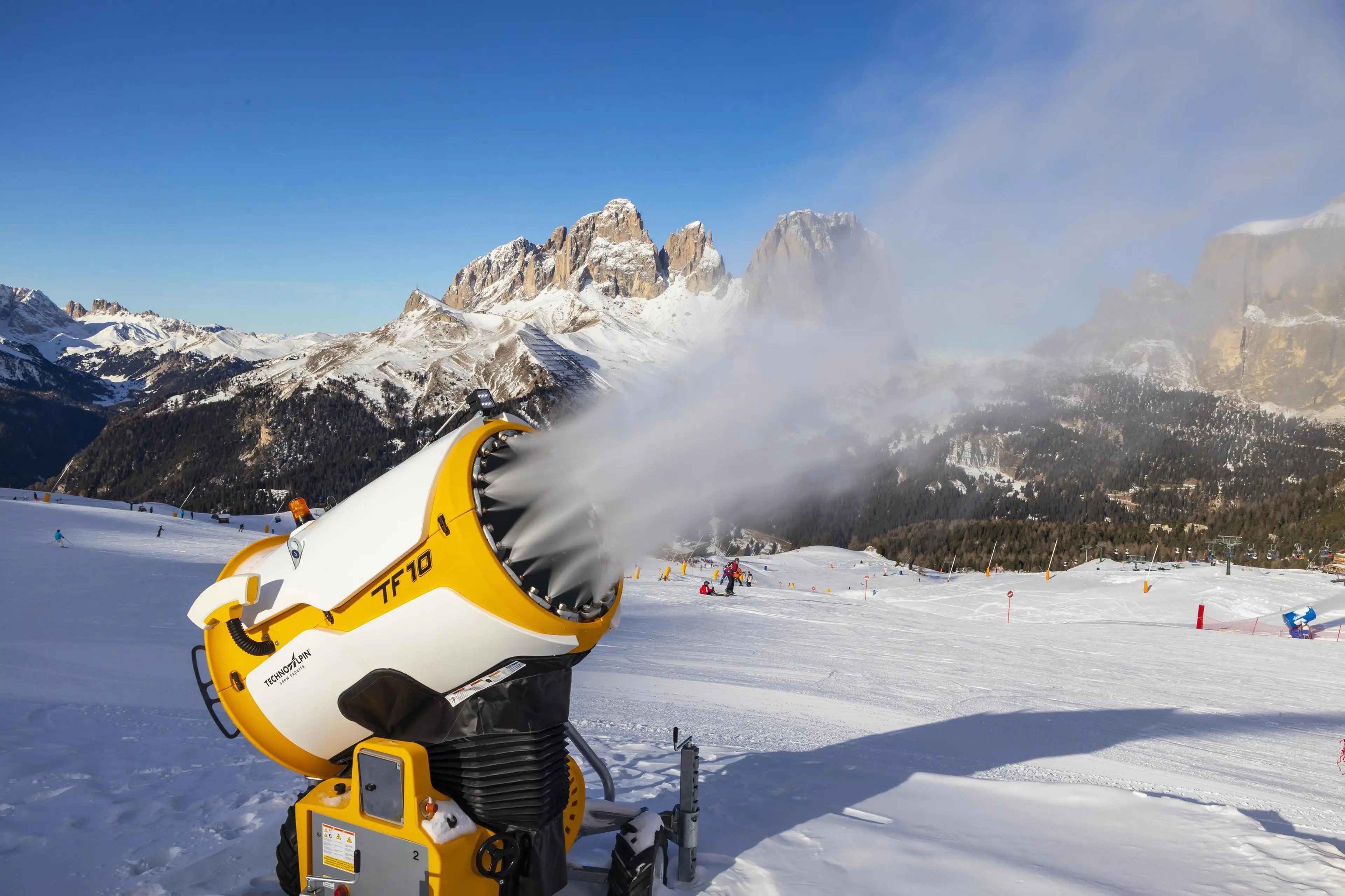 Val Gardena, Ortisei (BZ), Cannone spara neve nel comprensorio sciistico Val Gardena Dolomiti Superski Alto Adige Foto di © Arnulf Hettrich/imagebroker/Sintesi Snow cannon in the Val Gardena Dolomiti Superski South Tyrol ski area, Ortisei, Val Gardena, Italy, Europe