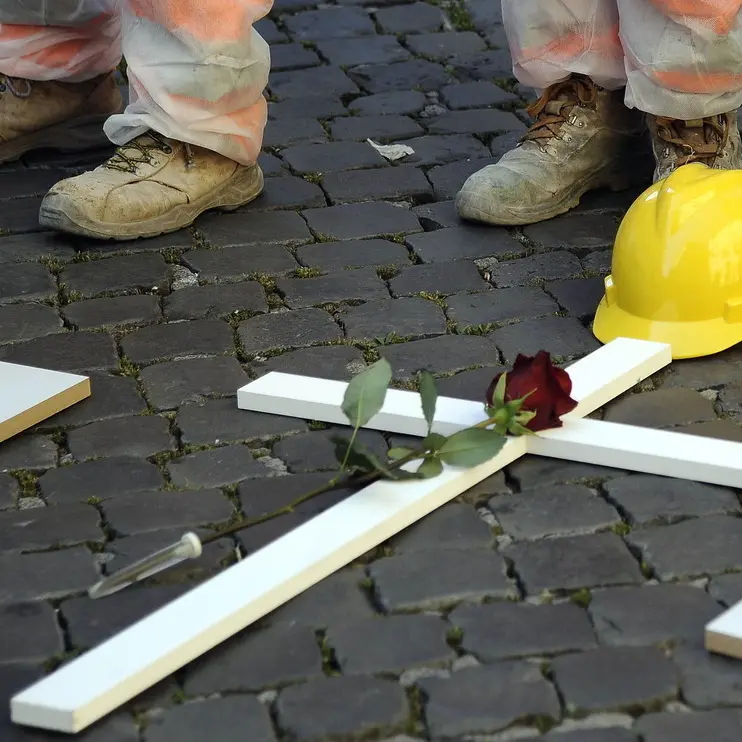 Muore dopo essere stato colpito e schiacciato da un macchinario nel modenese