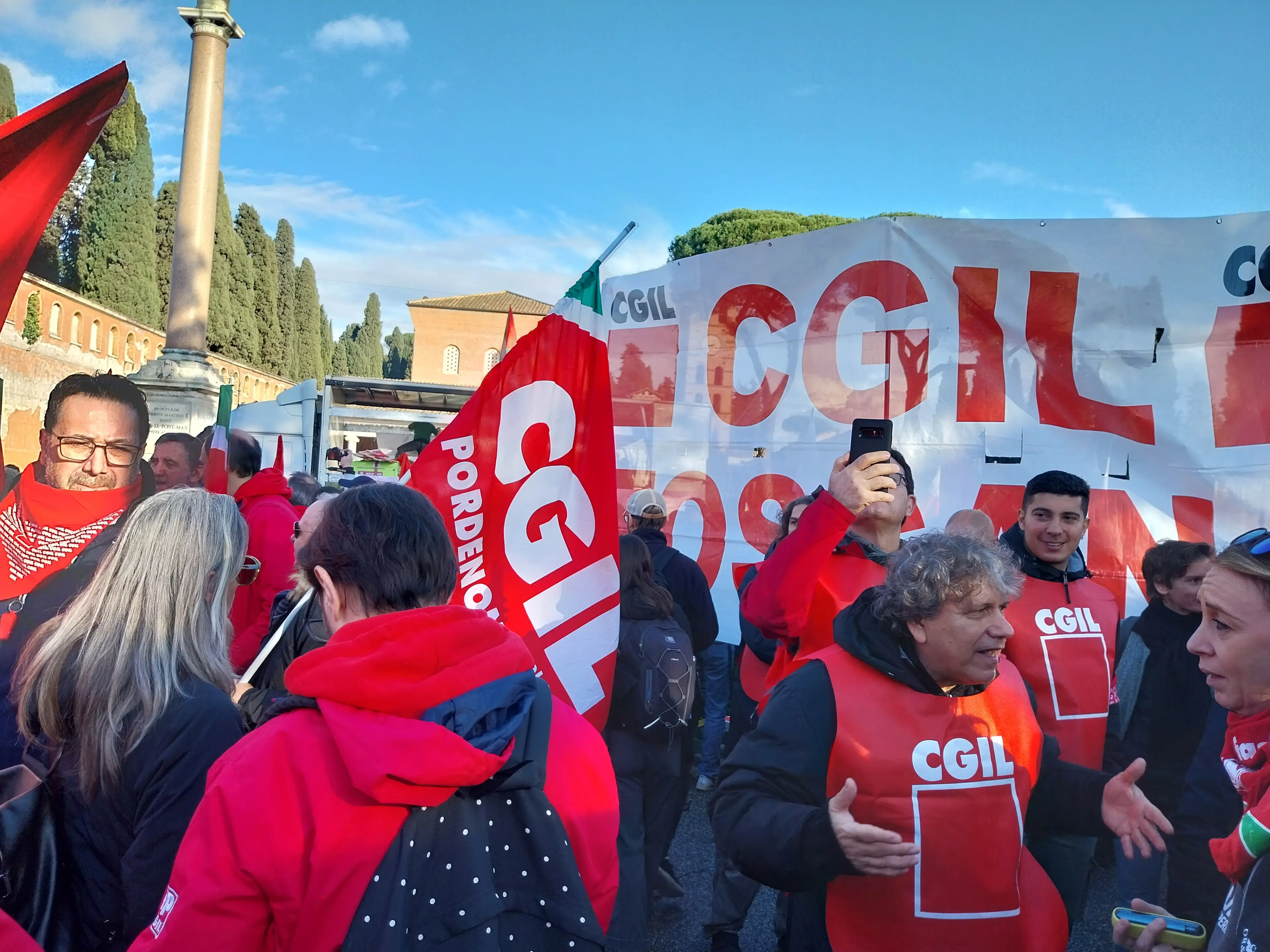 Bandiere della Cgil al concentramento in piazzale del Verano