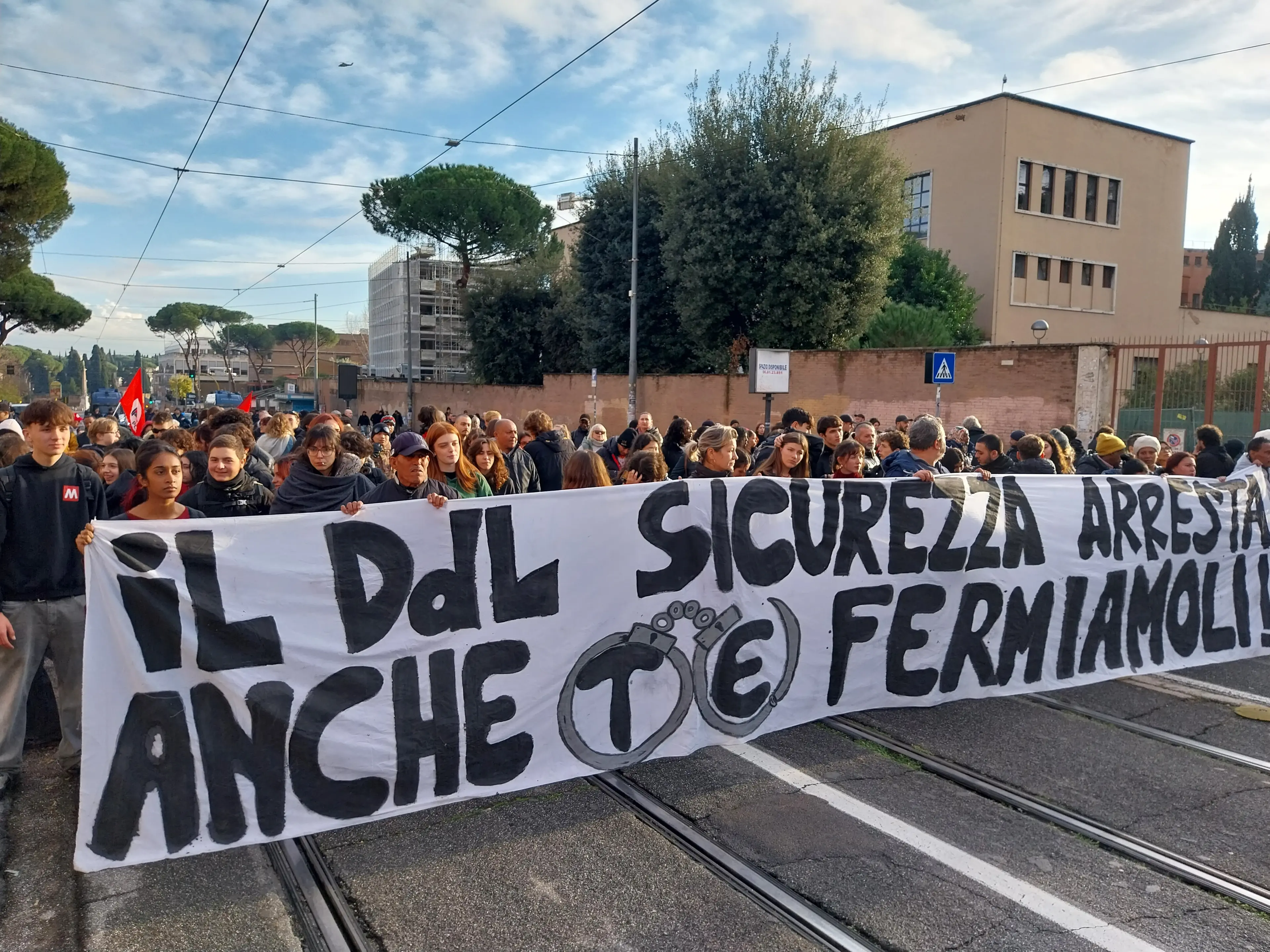 Il corteo contro il ddl sicurezza sfila verso piazza del Popolo