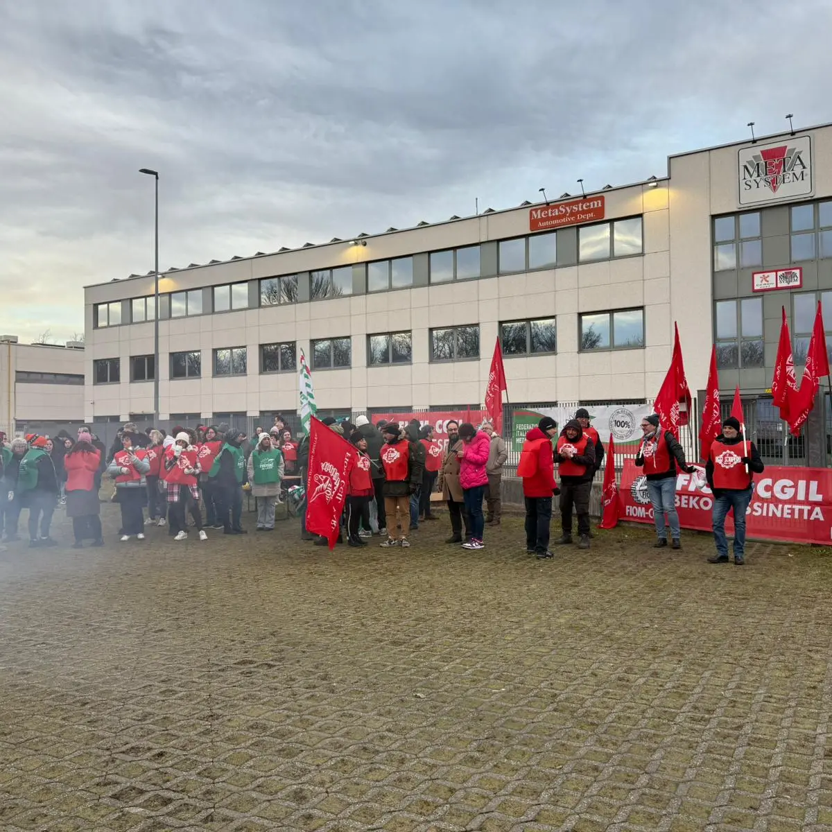 Meta System a Mornago, lavoratori ai cancelli contro la chiusura