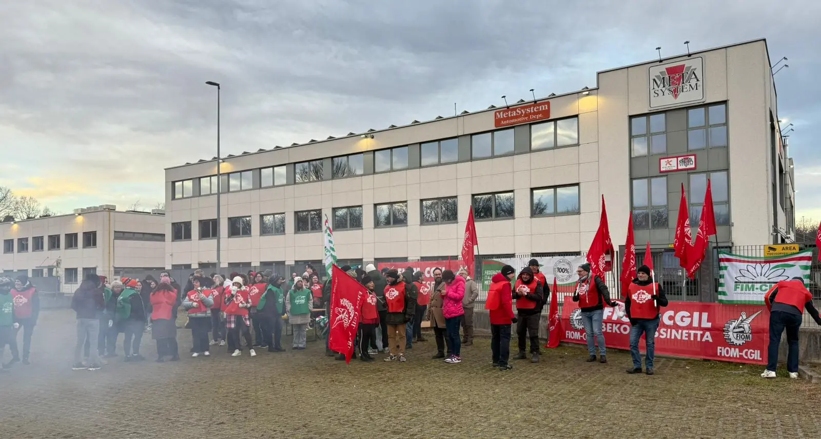Meta System a Mornago, lavoratori ai cancelli contro la chiusura