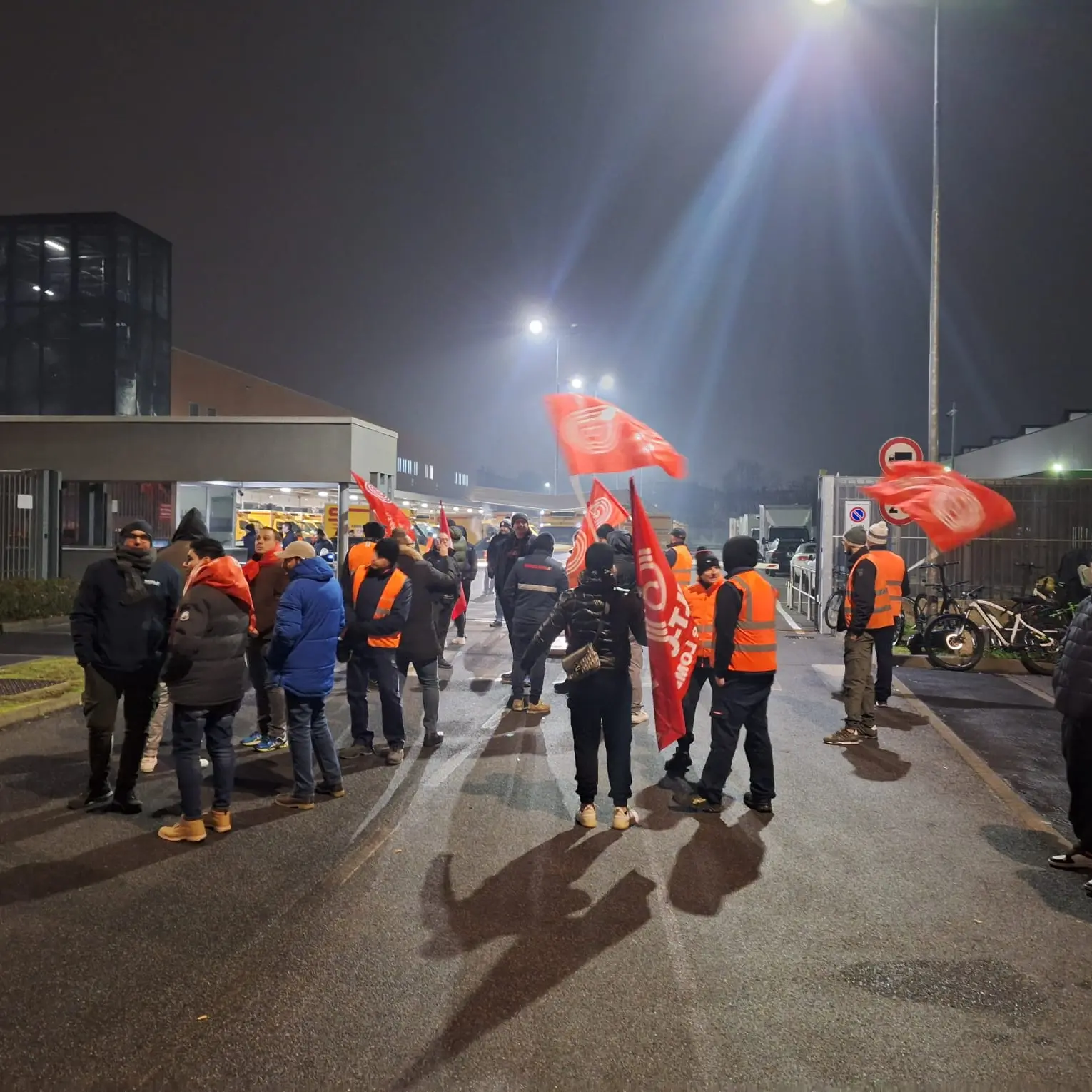 Vigilia in presidio per i lavoratori dell’appalto consegne di Esselunga. Chiedono diritti e sicurezza