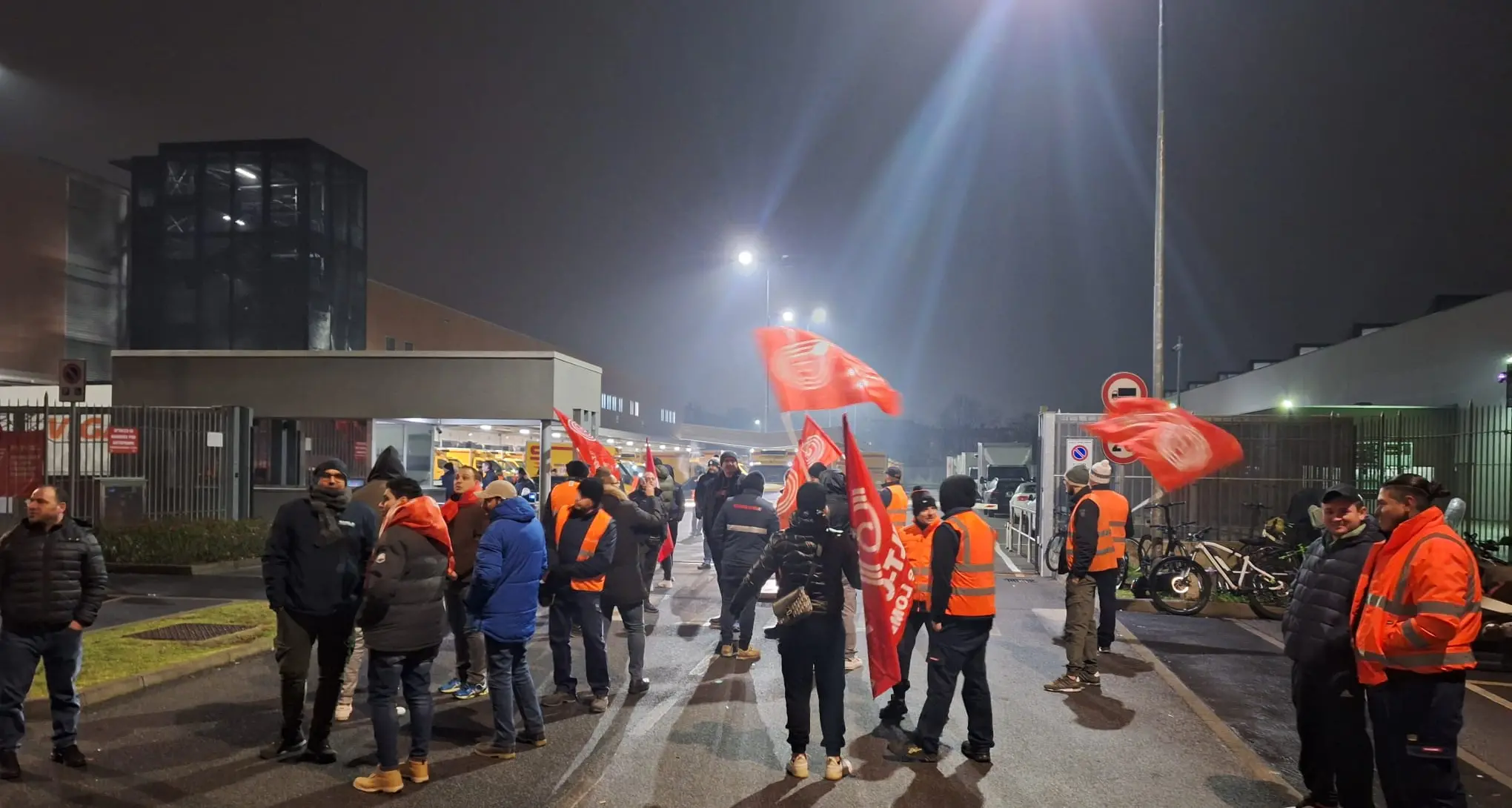 Vigilia in presidio per i lavoratori dell’appalto consegne di Esselunga. Chiedono diritti e sicurezza