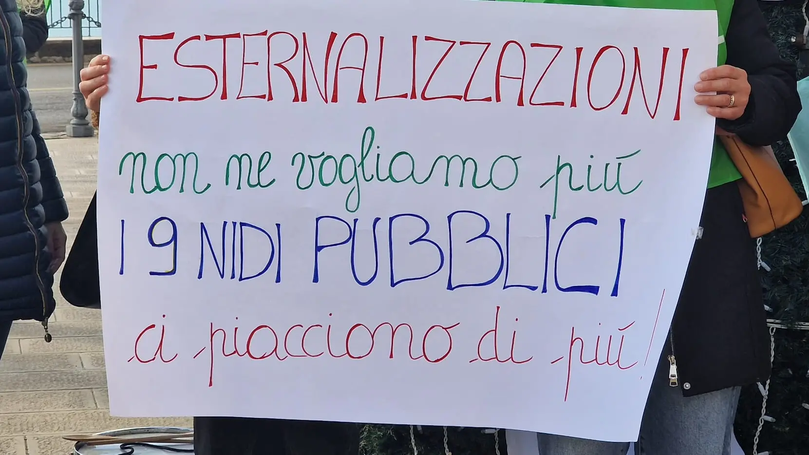 <p>Un cartellone di protesta esposto durante il presidio della Cgil</p>\\n