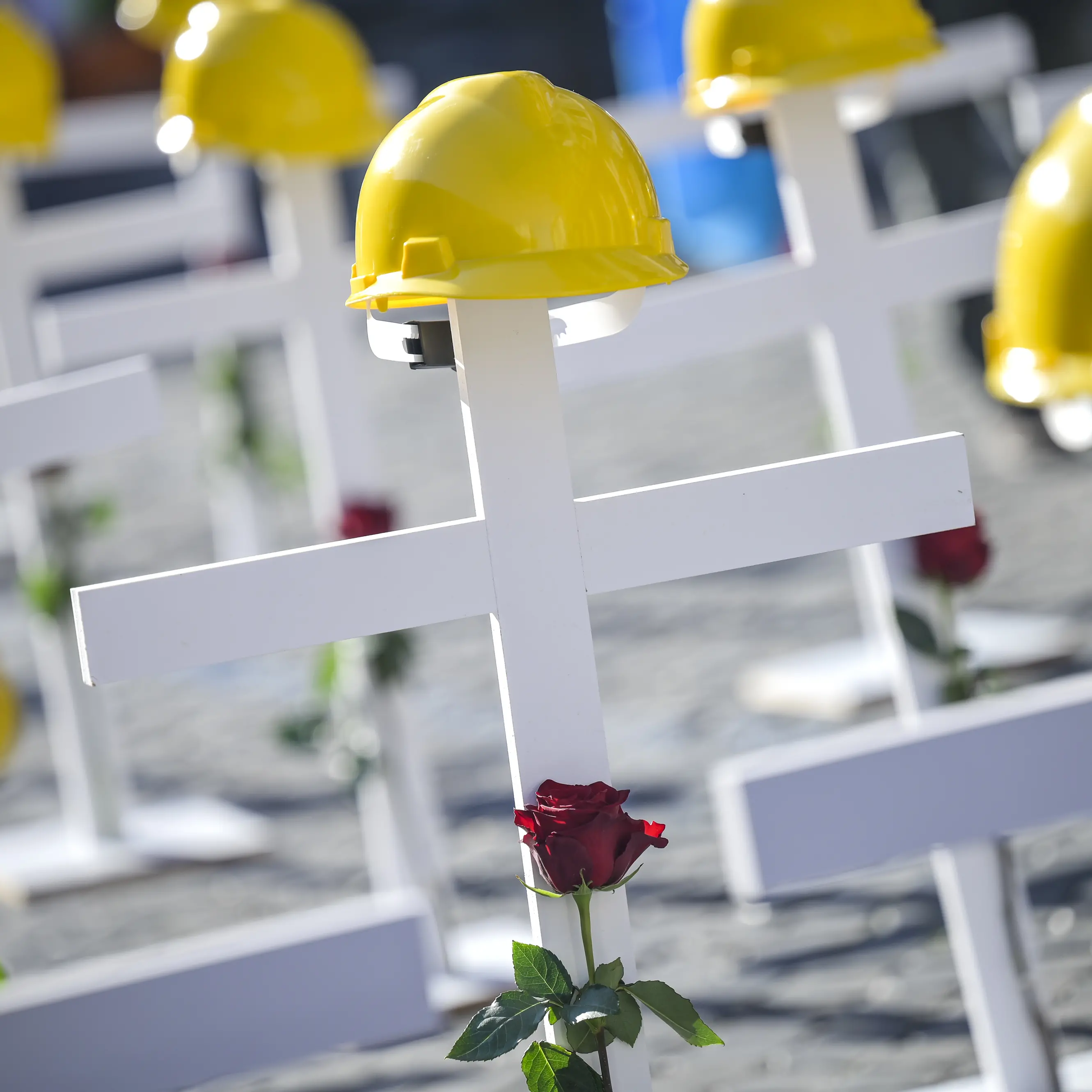 Como e Brescia: morti due operai travolti da una lastra