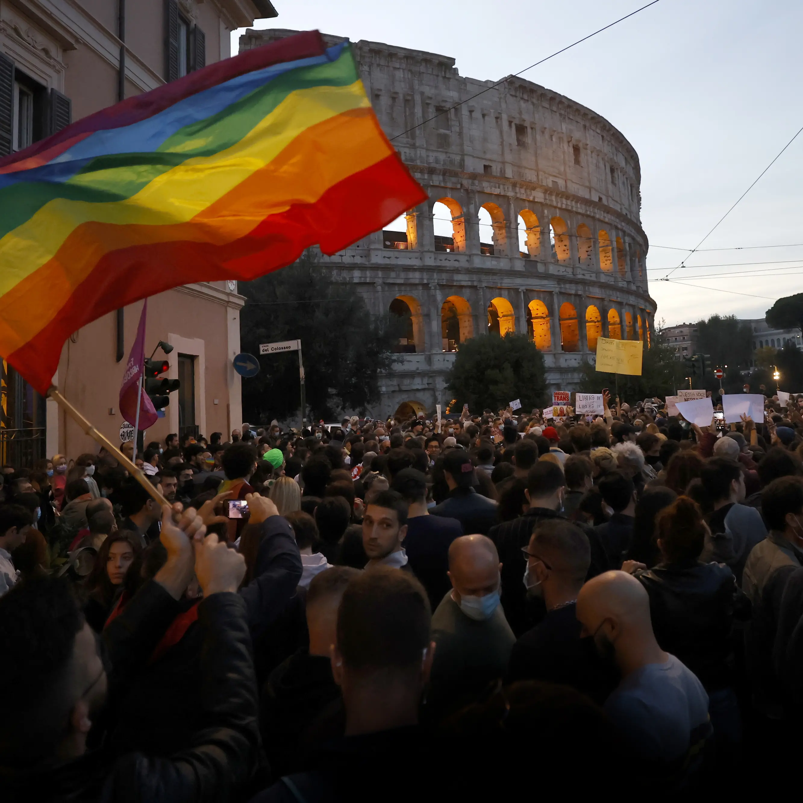 Roma, aggressione omofoba al Pigneto, pestati nella notte di capodanno perché camminavano mano nella mano