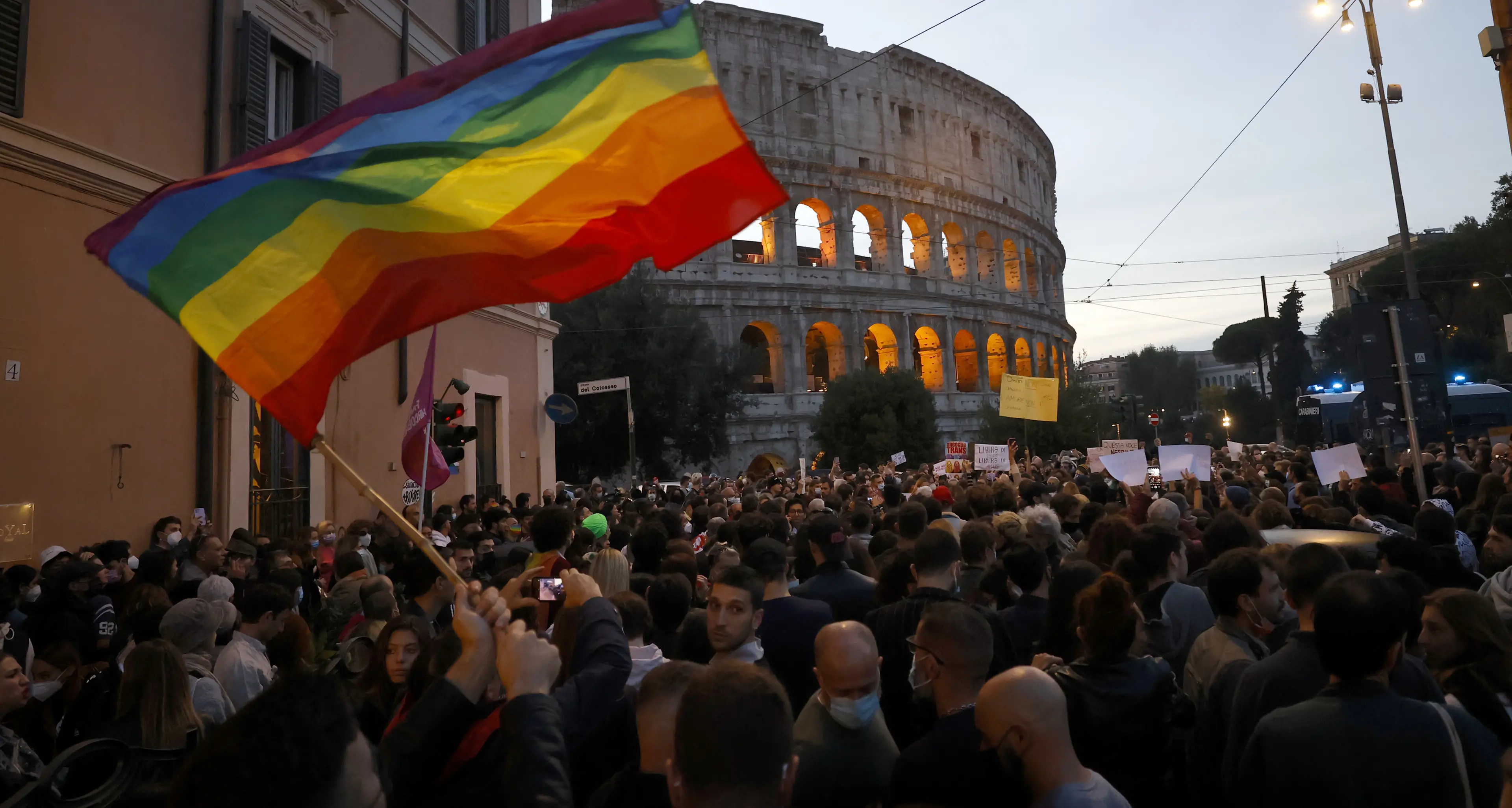 Roma, aggressione omofoba al Pigneto, pestati nella notte di capodanno perché camminavano mano nella mano