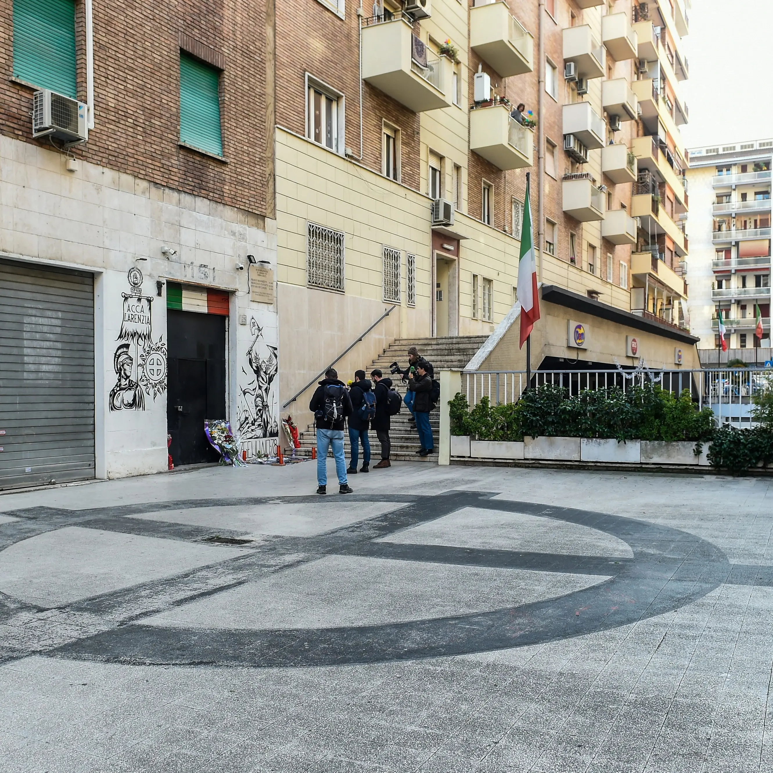 Acca Larenzia, grida “Viva la Resistenza” durante la commemorazione, identificato