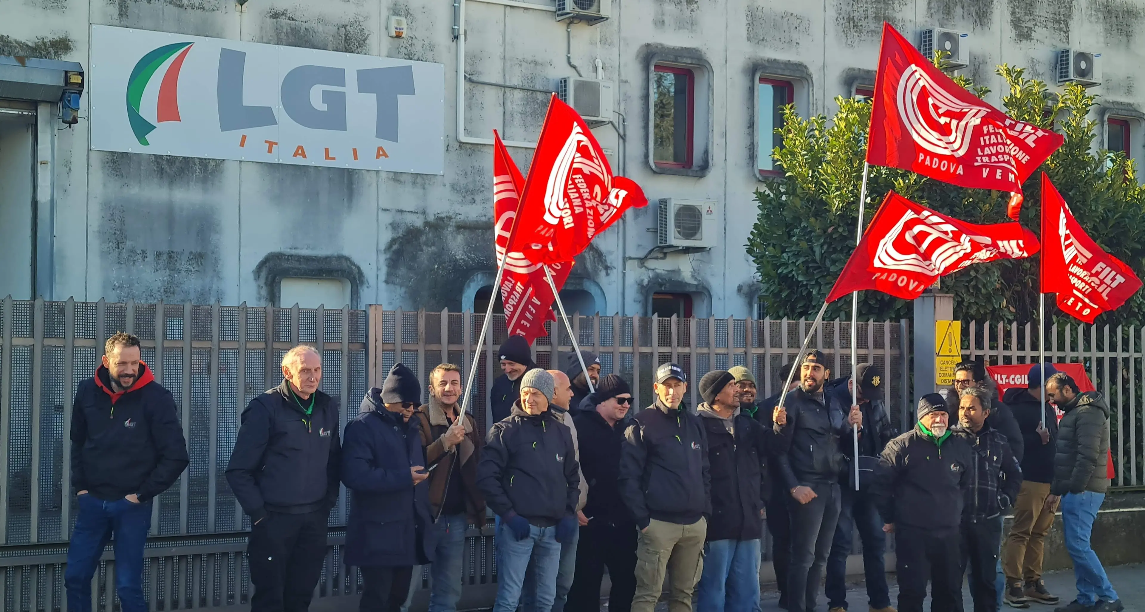 Vertenza LGT Italia, i lavoratori “padovani” trasferiti nella sede di Milano: si presentano ma il lavoro non c’è