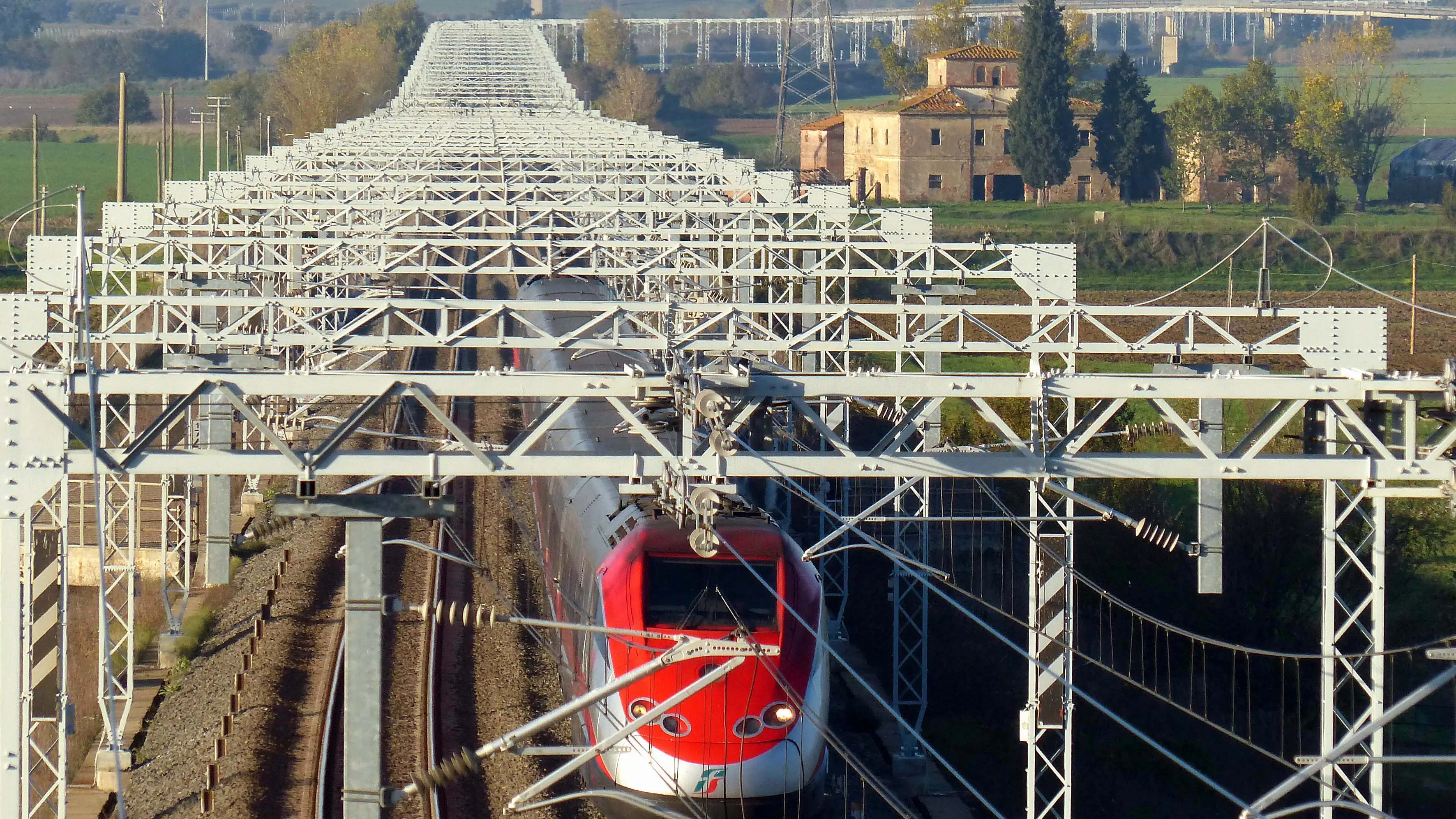 Oltre il 70% delle Frecce non arriva puntuale. Ma Salvini taglia le corse