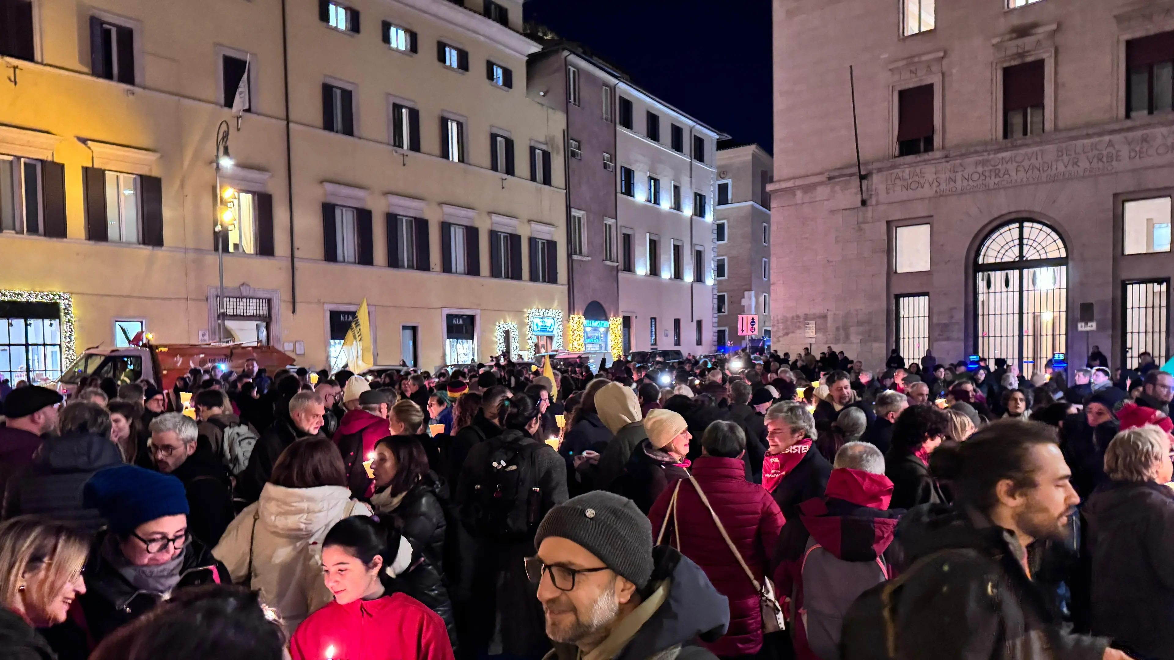 100 mila luci contro il regime