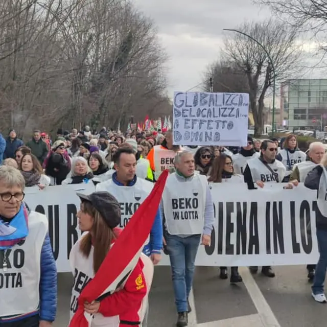 “Beko in lotta, 299 motivi per resistere”. A Siena 250 operai in corteo con i sindacati