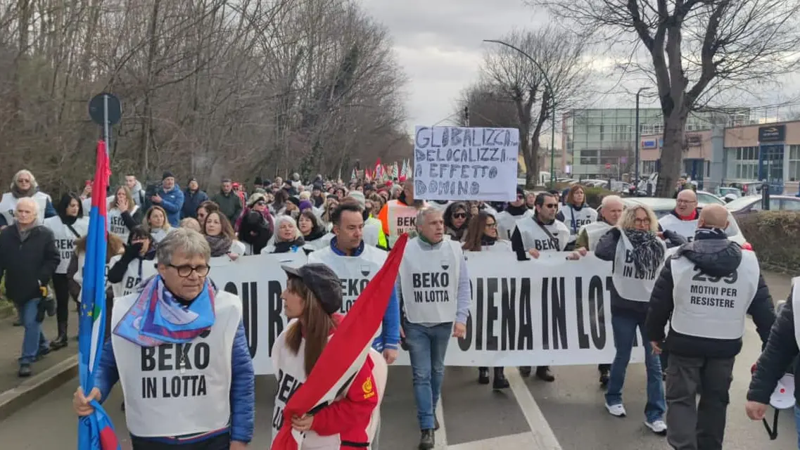 “Beko in lotta, 299 motivi per resistere”. A Siena 250 operai in corteo con i sindacati