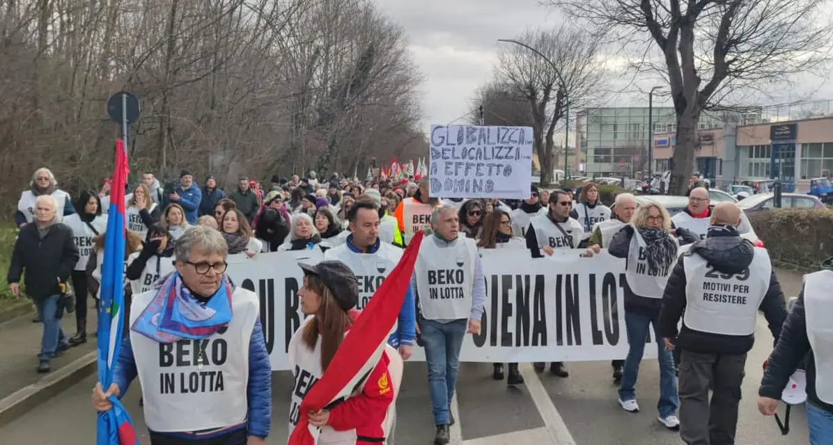 “Beko in lotta, 299 motivi per resistere”. A Siena 250 operai in corteo con i sindacati