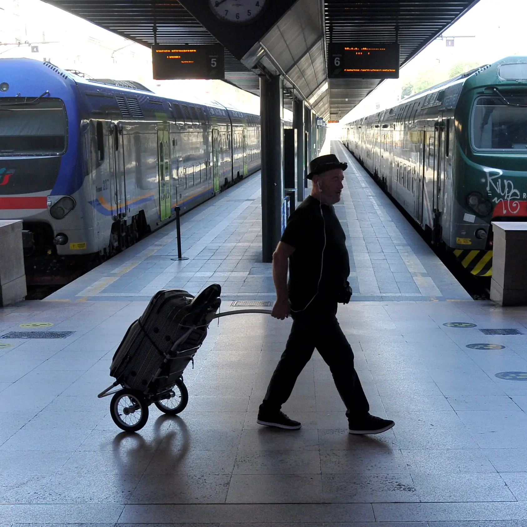 Milano, rapina su un treno, ferito un turista americano
