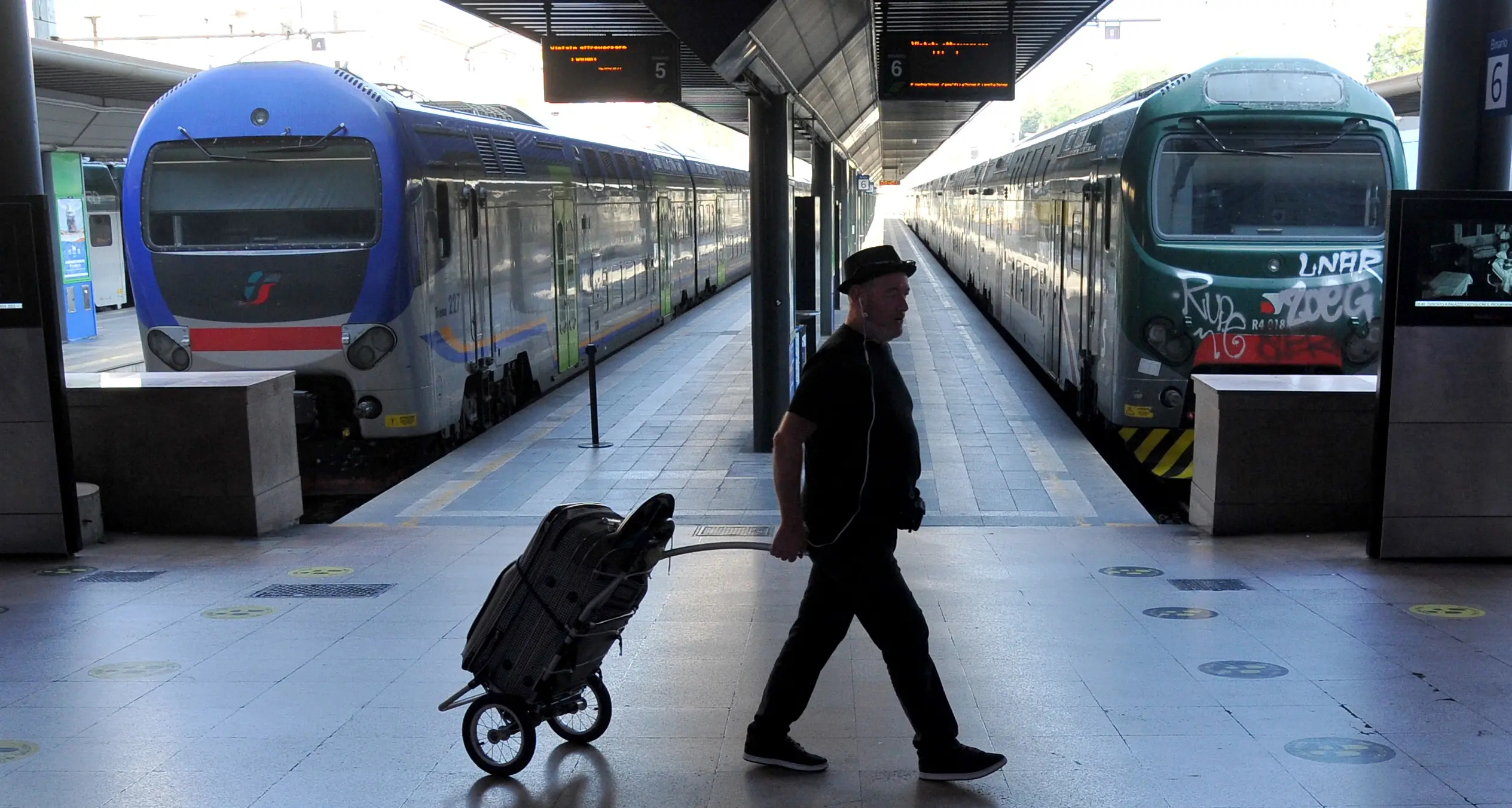 Milano, rapina su un treno, ferito un turista americano