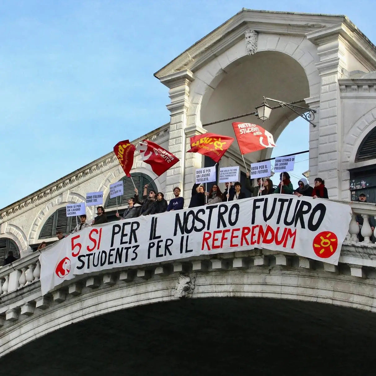 Referendum, gli universitari veneti manifestano a Venezia: “5 Sì per il nostro futuro”