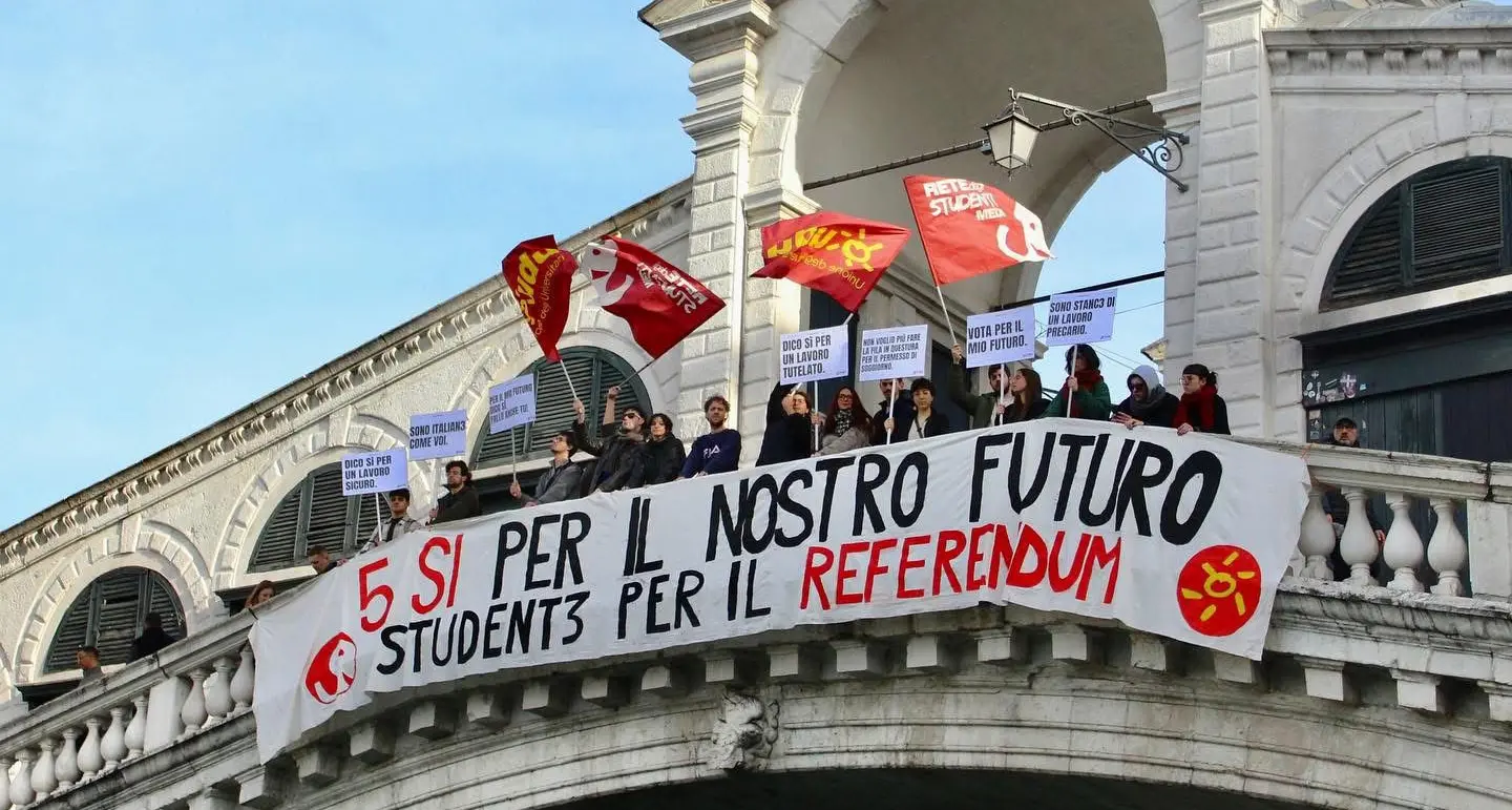 Referendum, gli universitari veneti manifestano a Venezia: “5 Sì per il nostro futuro”