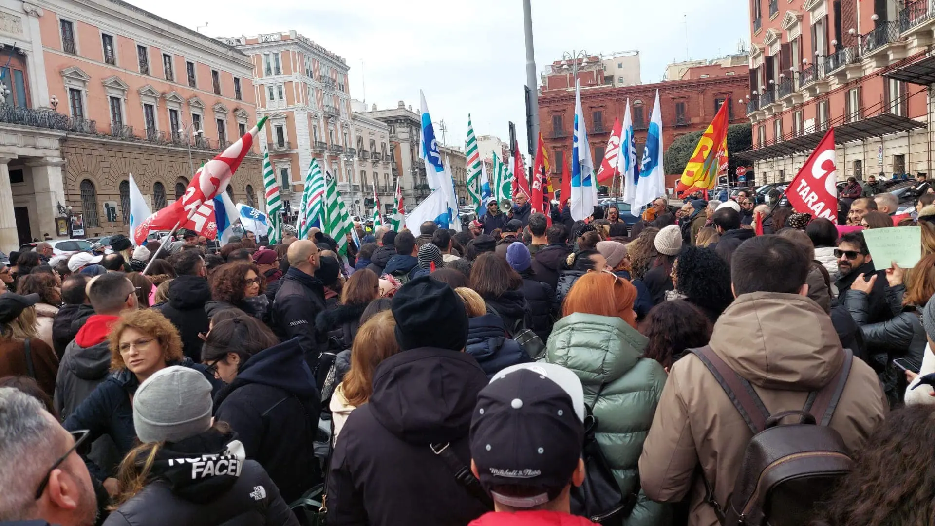 <p>La manifestazione a Bari</p>\\n